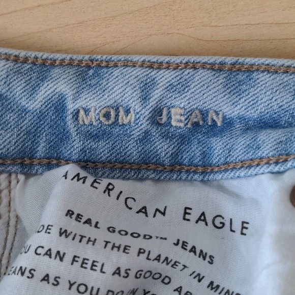 American Eagle Women's Mom Jean Size 2 Regular Light Wash Distressed Straight - Picture 7 of 15
